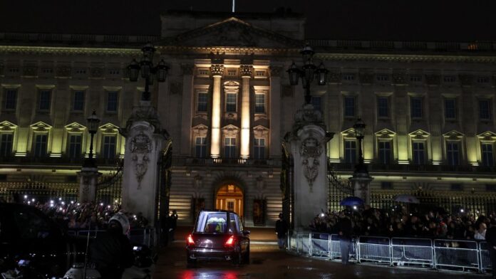 The Queen's coffin will rest overnight in the palace's Bow Room-1