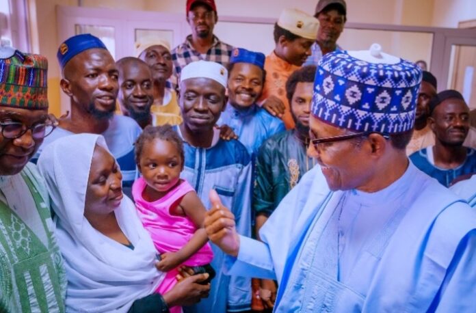 Buhari with freed train passengers