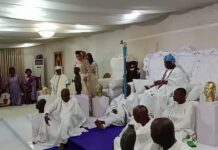 Video: Moment Olori Akinmudia Paid Homage To Ooni Ooni