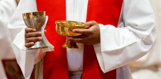 Having child out of wedlock does not bar single mothers from receiving sacraments – Vatican