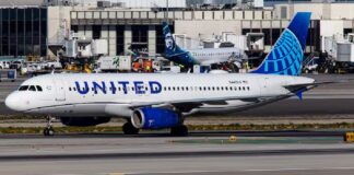 United jet returns to US airport after losing part of engine lining