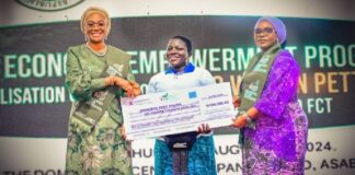 Tinubu’s wife unveils N1.85bn recapitalisation grant for 37,000 beneficiaries nationwide