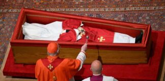 Pope Francis goes home in blaze of glory as 400,000 mourners bid him farewell