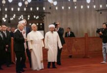 Pope removes shoes but doesn’t pray on visit to Istanbul’s Blue Mosque